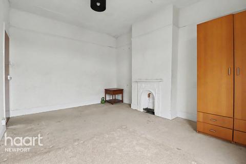 1 bed property, in Corporation Road, £90,000