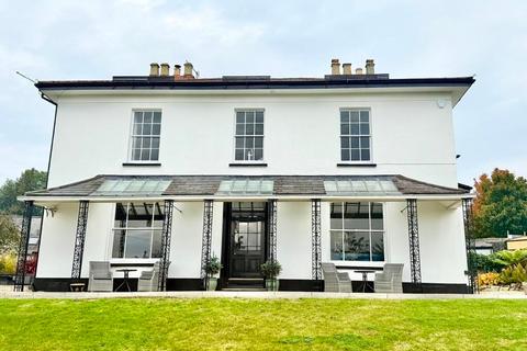 5 bed property, in Leigh Road, £645,000