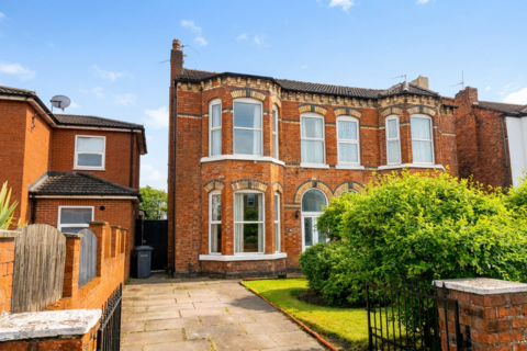 4 bed property, in Hampton Road, £270,000