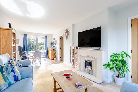3 bed property, in Brackenhill Avenue, £260,000
