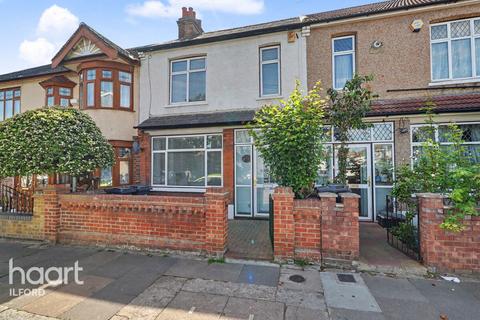 3 bed property, in Lowbrook Road, £450,000