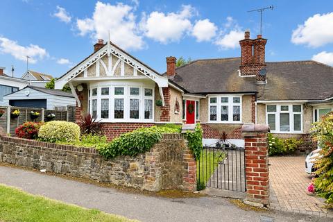 3 bed property, in Benfleet SS7, £425,000