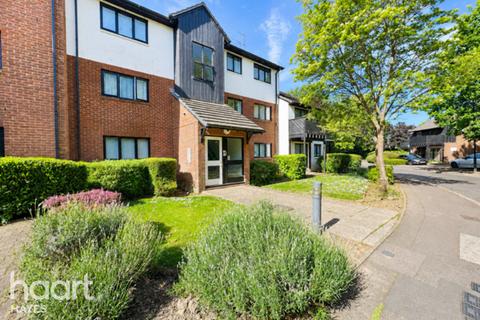 1 bed property, in West Quay Drive, £225,000