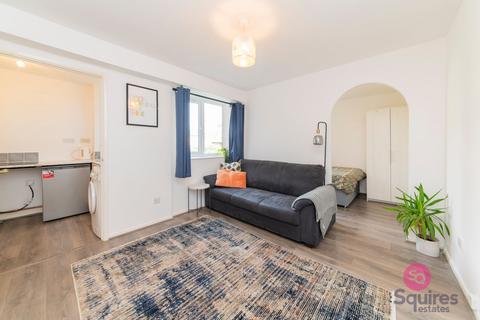 1 bed property, in Taunton Drive, £225,000