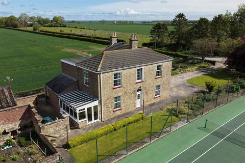 4 bed property, in Snelland, £850,000