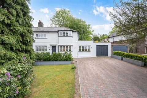 3 bed property, in Drive Spur, £850,000