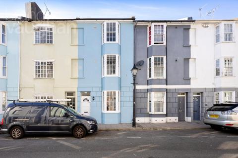 4 bed property, in Over Street, £545,000
