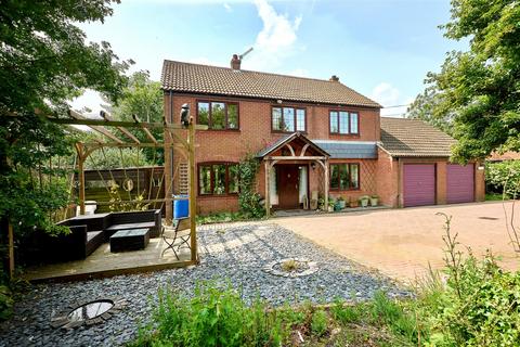 4 bed property, in Yaxley Road, £500,000