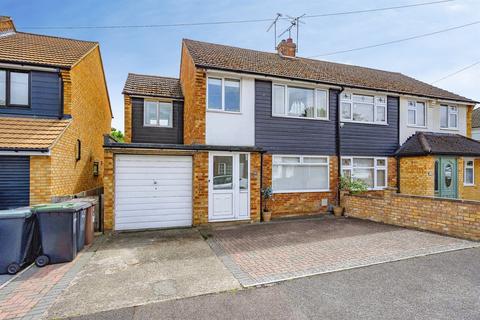 4 bed property, in Midhurst Gardens, £425,000