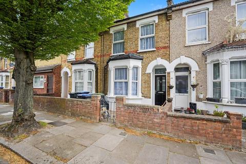 3 bed property, in Huxley Road, £449,995