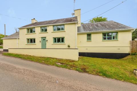 4 bed property, in Broadlay, £475,000