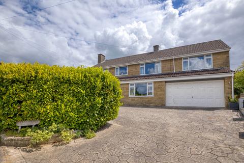 5 bed property, in Coombe Close, £635,000