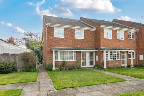 2 bed property, in Bearwood Gardens, £260,000
