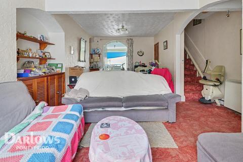 3 bed property, in Rockingstone Terrace, £150,000