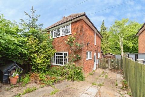 3 bed property, in Knella Road, £280,000