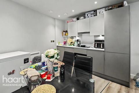 1 bed property, in Peterfields Avenue, £292,000