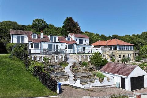 5 bed property, in Primrose Valley Flat Cliffs, £499,000