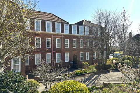 2 bed property, in Hunmanby Hall, £160,000