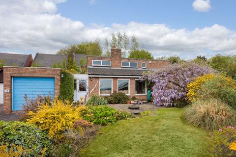 3 bed property, in Oathills Close, £375,000