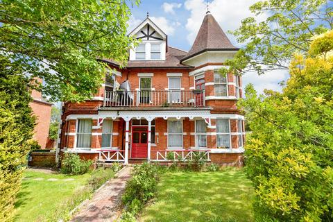 1 bed property, in Cherry Garden Avenue, £135,000