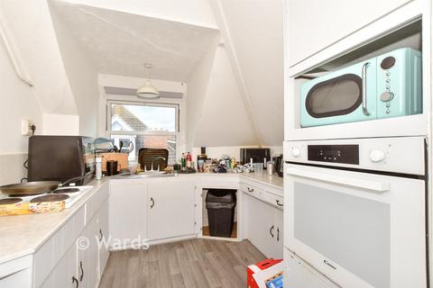 1 bed property, in Cherry Garden Avenue, £140,000