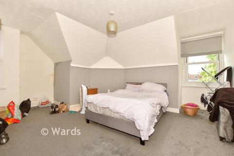 1 bed property, in Cherry Garden Avenue, £135,000