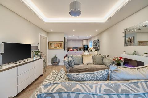 1 bed property, in Eastbury Avenue, £470,000