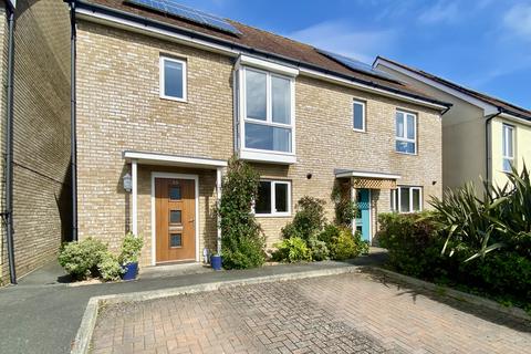 3 bed property, in Consort Gardens, £300,000
