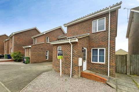 3 bed property, in Fields View, £175,000
