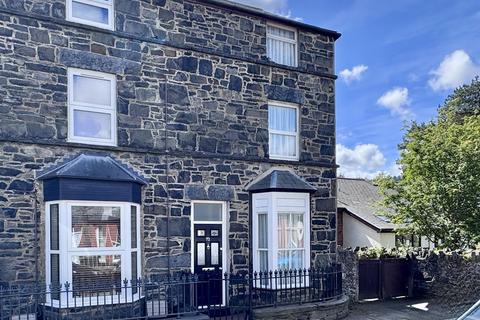 3 bed property, in Denbigh Street, £140,000