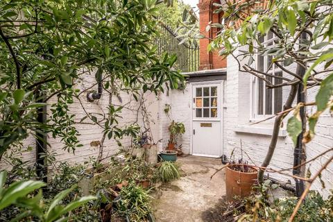 2 bed property, in Elm Park Gardens, £350,000