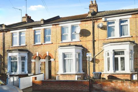 1 bed property, in Russell Road, £250,000