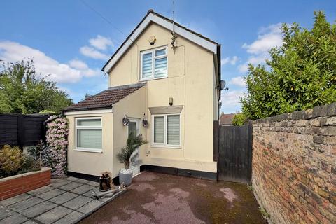 3 bed property, in Nelson Road, £350,000