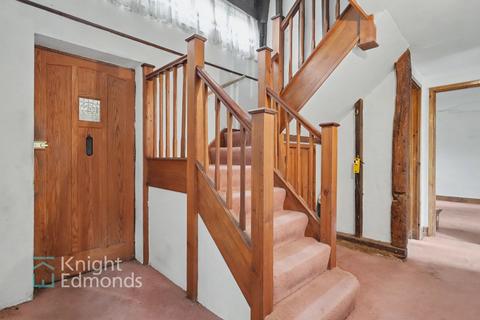 4 bed property, in Lower Road, £825,000