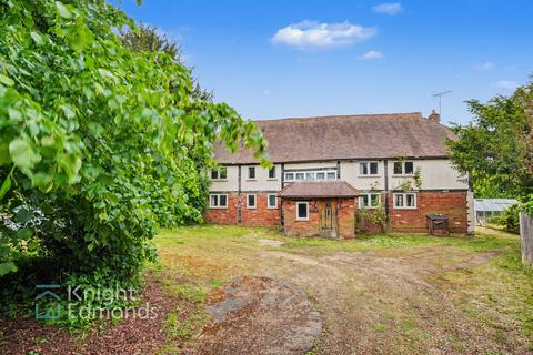 4 bed property, in Lower Road, £825,000