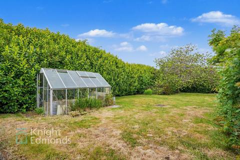 4 bed property, in Lower Road, £825,000
