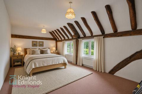 4 bed property, in Lower Road, £825,000