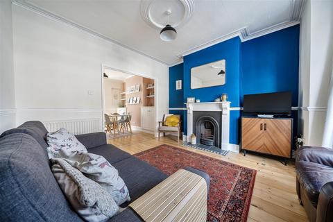 2 bed property, in Ryde Road, £365,000