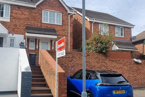 2 bed property, in Bedford Road, £220,000