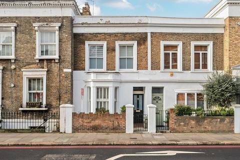 2 bed property, in Battersea Bridge Road, £950,000