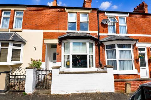 2 bed property, in Brookfield Road, £190,000