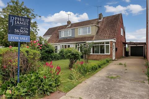 2 bed property, in Westfield Drive, £390,000