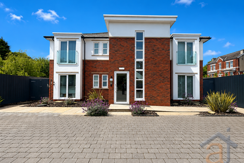 2 bed property, in Liverpool Road, £255,000