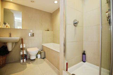 2 bed property, in Water Lane, £120,000