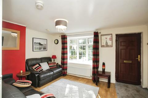 3 bed property, in Brook Street, £300,000