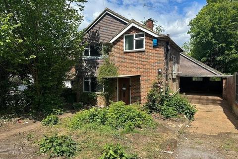 4 bed property, in Highwold, £600,000
