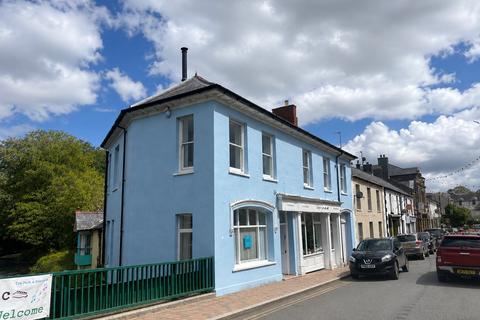 3 bed property, in The Square, £275,000