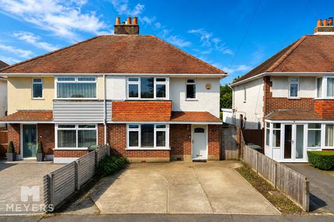 3 bed property, in Clarendon Road, £450,000
