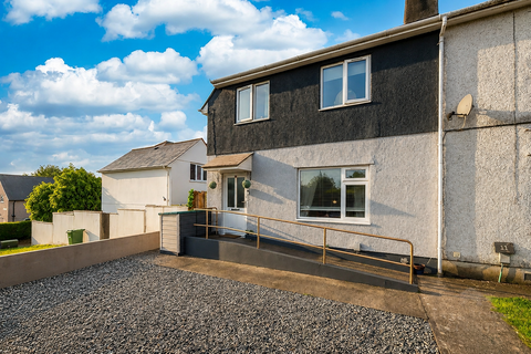 3 bed property, in Heathfield Road, £230,000