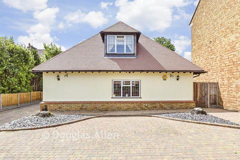 5 bed property, in Townmead Road, £800,000